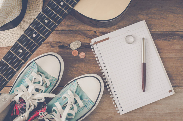 Acessórios para relaxar de férias, notebook e caneta, guitarra para viagem - tom vintage
 - Foto, Imagem