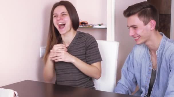 Couple talking on the internet - Video, Çekim