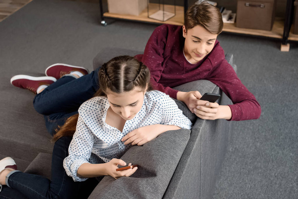 teenager couple using smartphones - Zdjęcie, obraz
