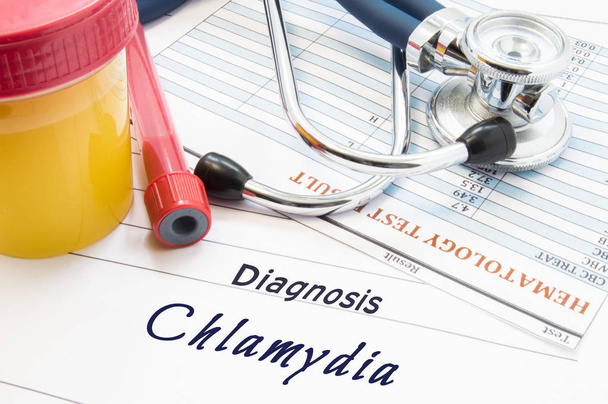 Diagnózis Chlamydia. Sztetoszkóp, labor teszt cső vért, a tartályt a vizelet és a vér laboratóriumi elemzés eredménye közel orvos véleménye diagnózis a nemi úton terjedő betegségek betegség Chlamydia vannak - Fotó, kép
