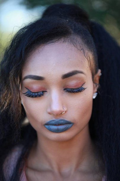 Portret van het dragen van vrouwelijke blauwe lippenstift  - Foto, afbeelding