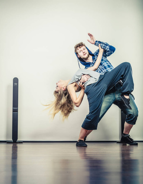 couple of young man and woman dancing hip-hop - Zdjęcie, obraz