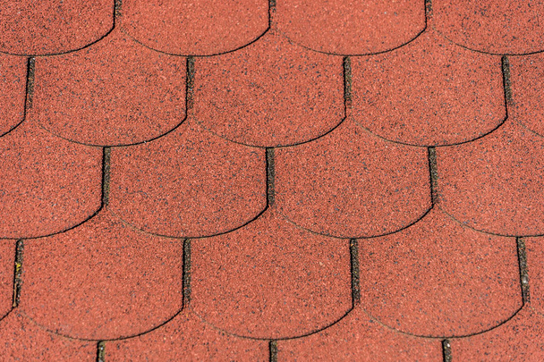 Nahaufnahme roter Bitumenschindeln auf einem Dach - Foto, Bild