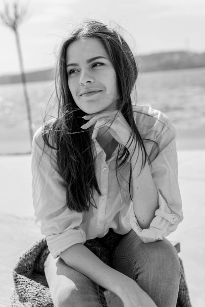 bw Summer portrait of happy young beautiful woman with a smile - Foto, imagen