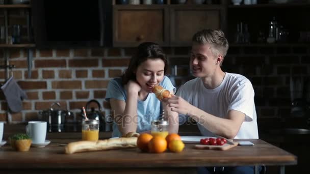 Paar frühstückt morgens in der Küche - Filmmaterial, Video