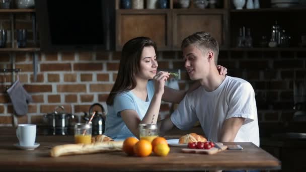 Bonito casal tomando café da manhã juntos em casa
 - Filmagem, Vídeo