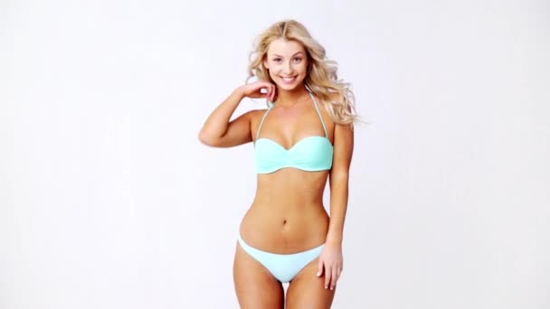 boldog fiatal nő a bikini fürdőruha pózol - Felvétel, videó