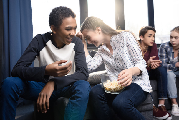 tieners eten popcorn  - Foto, afbeelding