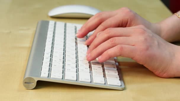 Ταστιέρα. Εσωτερικη γυναικών χέρια πληκτρολογώντας στο πληκτρολόγιο του υπολογιστή - Πλάνα, βίντεο