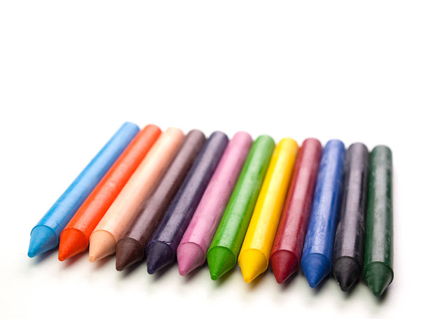 crayons de couleur isolés sur fond blanc. - Photo, image