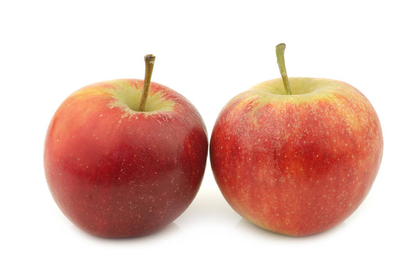 δύο φρέσκα κόκκινα και κίτρινα μήλα - Φωτογραφία, εικόνα