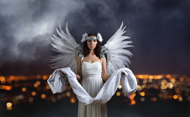 Mulher bonita em vestido branco com asas de anjo
 - Foto, Imagem