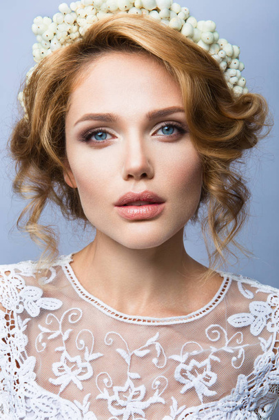 Make up. Glamour portrait of beautiful woman model with fresh makeup and romantic wavy hairstyle. - Foto, imagen