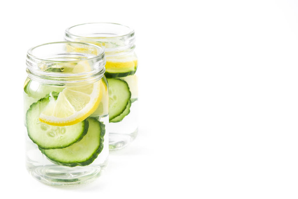 Детоксикационная вода с огурцом и лимоном на белом фоне
 - Фото, изображение