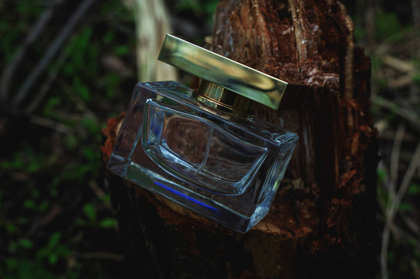 香水のスタイリッシュなボトル  - 写真・画像