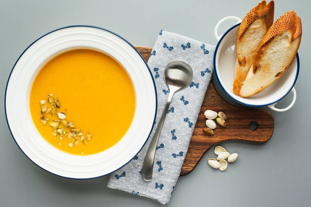 Тыквенный суп с гренками - Фото, изображение