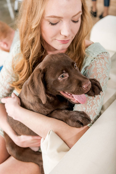 woman holding puppy  - Foto, afbeelding