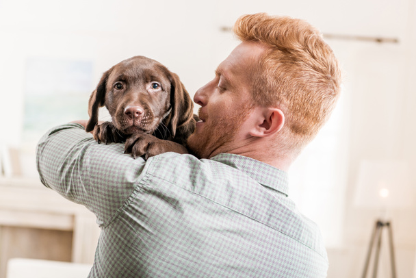 man holding puppy - Fotografie, Obrázek