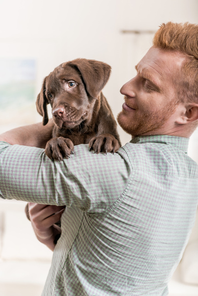 man holding puppy - Zdjęcie, obraz