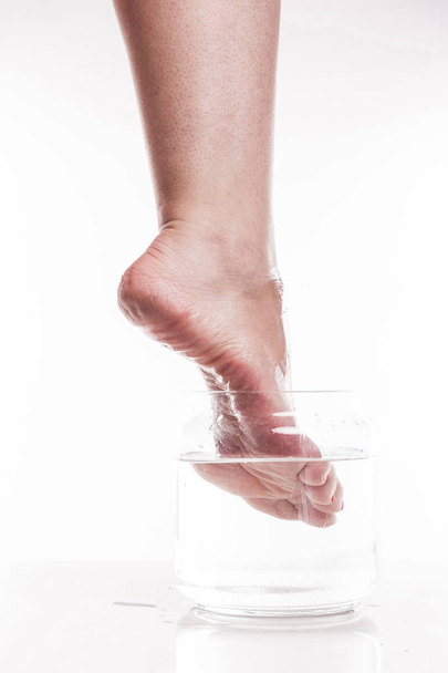 kuiva iho jalka kostutettu vedellä
 - Valokuva, kuva