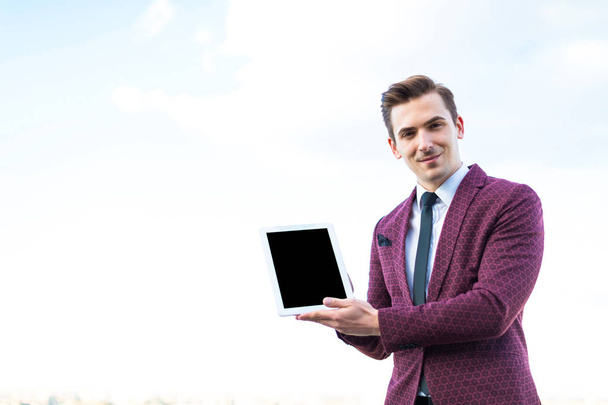 Бизнесмен в костюме на крыше с планшетом
 - Фото, изображение
