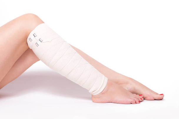 female ankle in elastic bandage - Foto, afbeelding