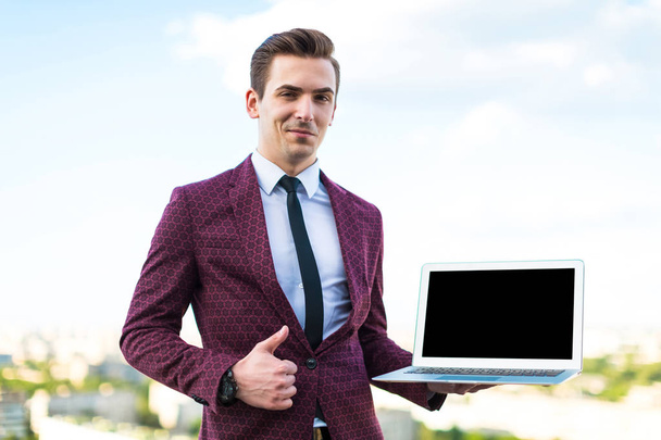 Homme d'affaires en costume sur le toit avec ordinateur portable
 - Photo, image