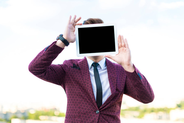 Geschäftsmann im Anzug auf dem Dach mit Tablet - Foto, Bild