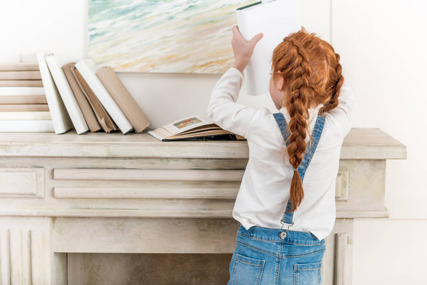 Kleines Mädchen mit Büchern  - Foto, Bild