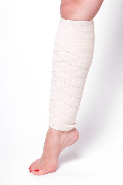 tornozelo feminino em bandagem elástica
 - Foto, Imagem