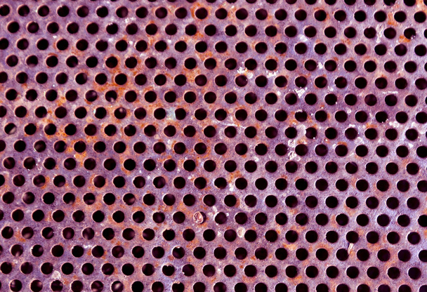 Patrón de piso de metal perforado de color púrpura
.  - Foto, imagen