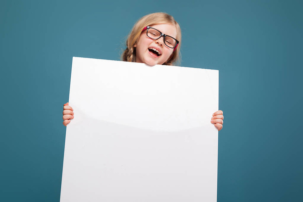 κορίτσι κρατά αφίσα άδειο - Φωτογραφία, εικόνα