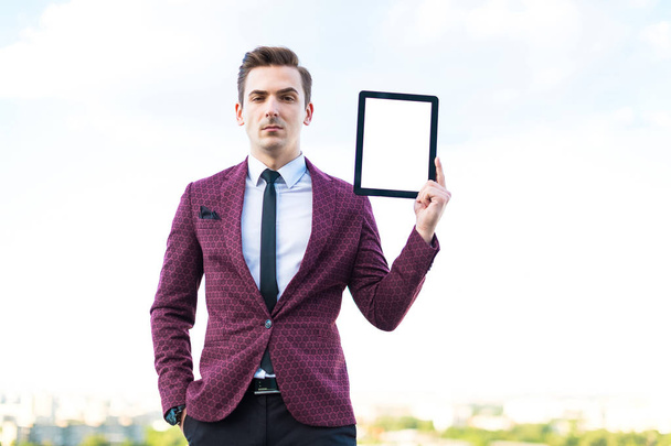 Επιχειρηματίας στο κοστούμι στη στέγη με tablet - Φωτογραφία, εικόνα