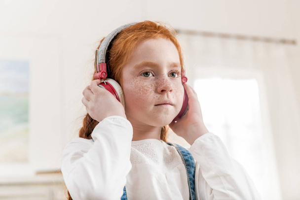 little girl in headphones - Zdjęcie, obraz