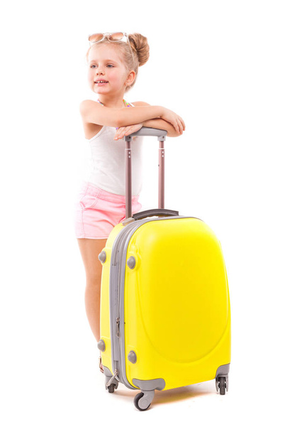 Mała blondynka z żółta walizka - Zdjęcie, obraz