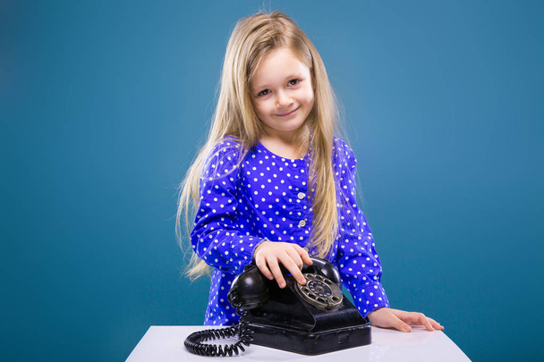 Siyah telefon ile küçük kız - Fotoğraf, Görsel