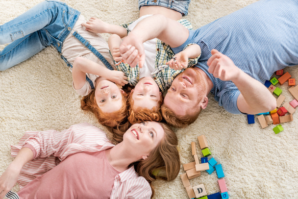 床に横たわって、幸せな家族 - 写真・画像