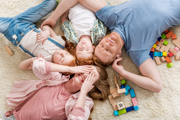 Szczęśliwa rodzina leżącego na podłodze - Zdjęcie, obraz