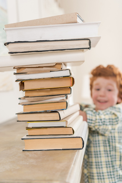 little boy and pile of books - 写真・画像