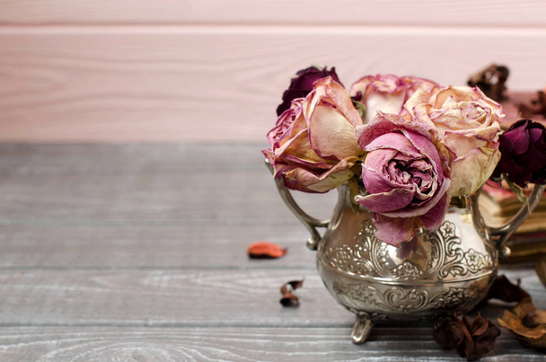 Hermosa naturaleza muerta en estilo vintage con jarrón y flores
 - Foto, imagen