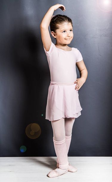 mooie jonge ballerina in ballet pose klassieke dans - Foto, afbeelding