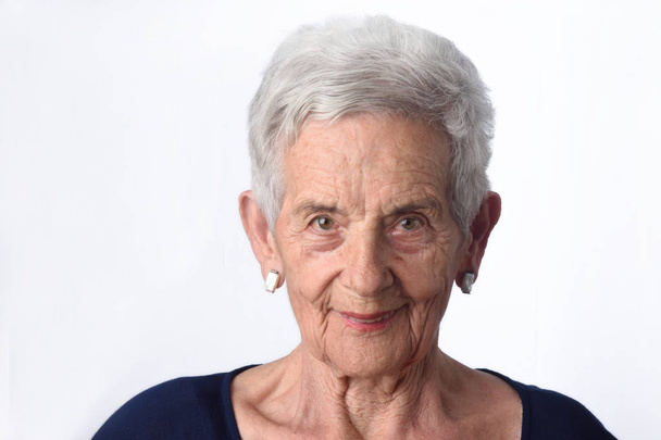 portrait d'une femme âgée sur fond blanc - Photo, image