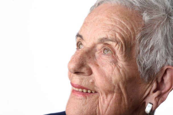 portret starszej kobiety na białym tle - Zdjęcie, obraz