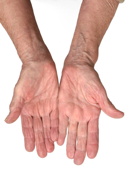 Hand van senior vrouw geïsoleerd op wit - Foto, afbeelding
