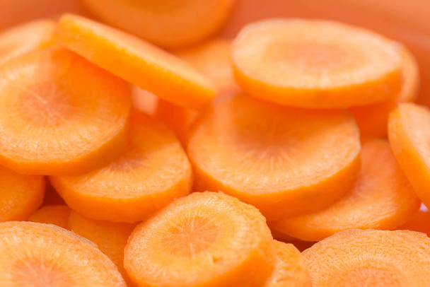 chopped carrots on orange plate - Foto, afbeelding