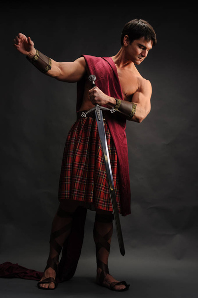 A szerető highlander mutatja az izmait - Fotó, kép