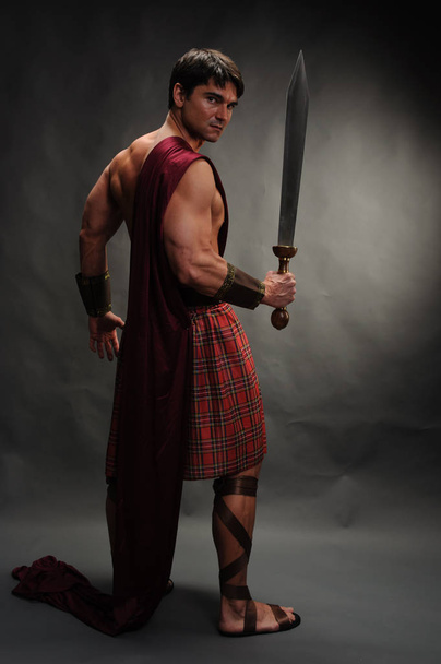 der liebende Highlander zeigt seine Muskeln - Foto, Bild