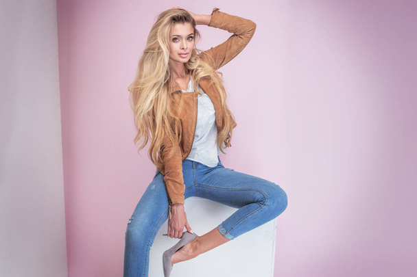 Fashionable blonde woman on pink background. - Foto, afbeelding