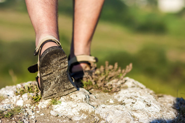 Sikeres természetjáró lábak séta a hegyi csúcs rock. Kaland a - Fotó, kép