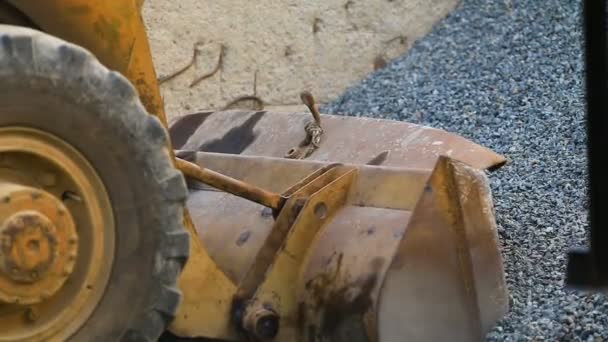 la excavadora extendió la piedra triturada en la selva
 - Metraje, vídeo
